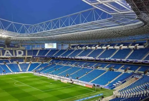 Vlčí výkřiky na textiliích Baskické symboly v moderním designu Realu Sociedad